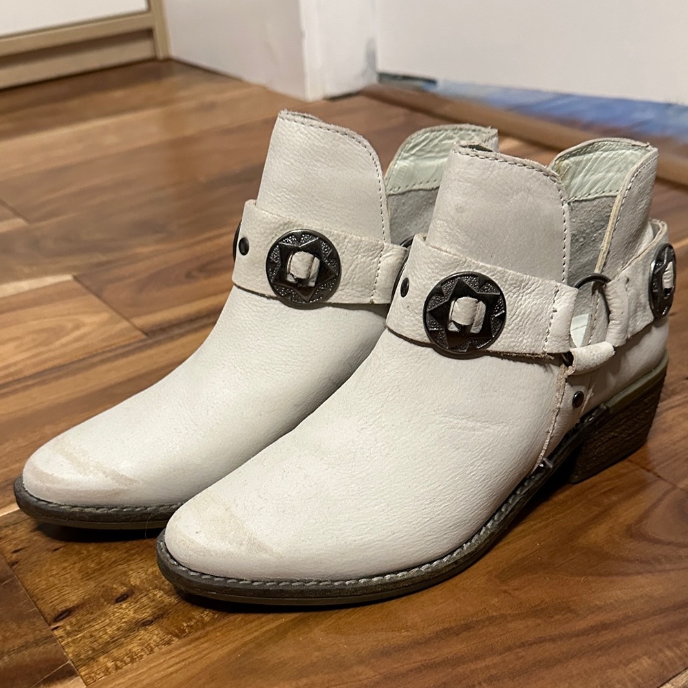 Chinese Laundry leather western ankle bootie